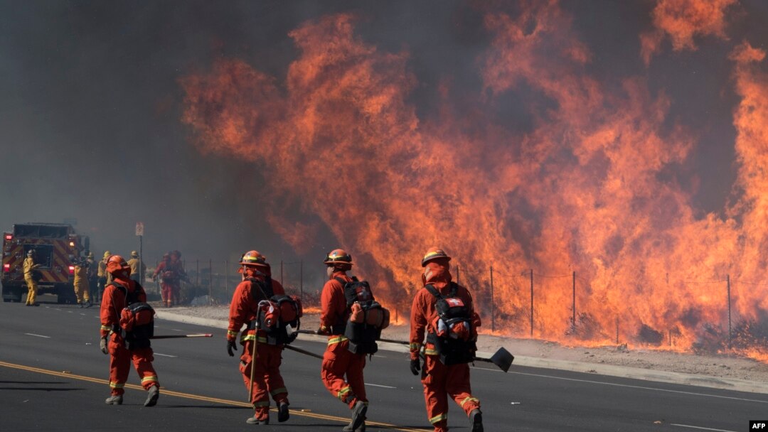 Petugas bersiap memadamkan kebakaran yang terjadi di Lembah Simi, sekitar 64 km dari pusat kota Los Angeles, California, Rabu (30/10). 