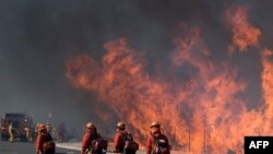 El llamado Easy Fire en el valle de Simi, al noroeste de Los Ángeles, estalló alrededor de las 6:00 a.m., lo que obligó a la evacuación de la biblioteca y las casas cercanas a medida que se extendió a más de 900 acres (365 hectáreas), dijeron las autoridades.