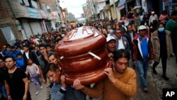Un nutrido grupo de personas acompaña el féretro hasta el funeral del John Mendoza, de 34 años, que murió en las protestas contra la nueva presidenta Dina Boluarte, en Ayacucho, Perú, el 17 de diciembre de 2022. 