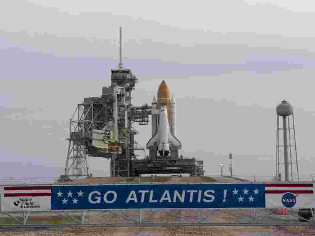 El transbordador espacial Atlantis, OV-104, se prepara para su lanzamiento desde el Centro Kennedy de la NASA en Florida.