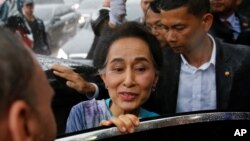 Bộ trưởng Ngoại giao Myanmar kiêm Cố vấn Nhà nước bà Aung San Suu Kyi rời một cuộc gặp gỡ lao động nhập cư tại Trung tâm nghề cá ven biển của tỉnh Samut Sakhon, Thái Lan, 23 tháng 6 năm 2016.