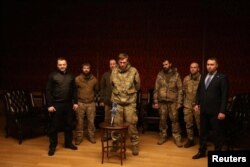 乌克兰马里乌波尔在亚速钢铁厂抵抗俄军的“亚速营”指挥官与乌克兰情报官员在土耳其进行战俘交换后，与乌克兰总统泽连斯基进行视频通话。（2022年9月22人）