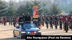 美國國防部長奧斯汀在南韓國防部檢閱南韓儀仗隊（2021年12月2日）