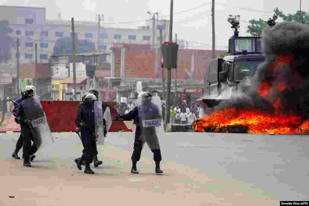Pol&#237;cias aproximam-se de manifestantes. A pol&#237;cia anti-motim, alguns montados em cavalos, disparou g&#225;s lacrimog&#233;neo e agrediu dezenas de manifestantes que tomaram as ruas da capital angolana. 24 outubro 2020