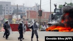 Polícia anti-motim disparou gás lacrimogéneo e agrediu dezenas de manifestantes em Luanda, 24 outubro 2020