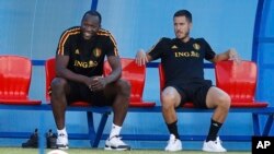 Les Belges Romelu Lukaku et Eden Hazard sont assis sur un banc lors d'une séance d'entraînement, à la coupe du monde de football 2018, à Dedovsk, Russie, 8 juillet 2018.