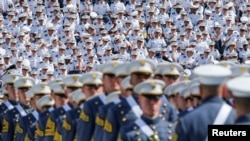 Anggota militer menyaksikan para taruna lulus di Akademi Militer Amerika Serikat di West Point, New York, AS, 25 Mei 2019. (Foto: Reuters/Eduardo Munoz)