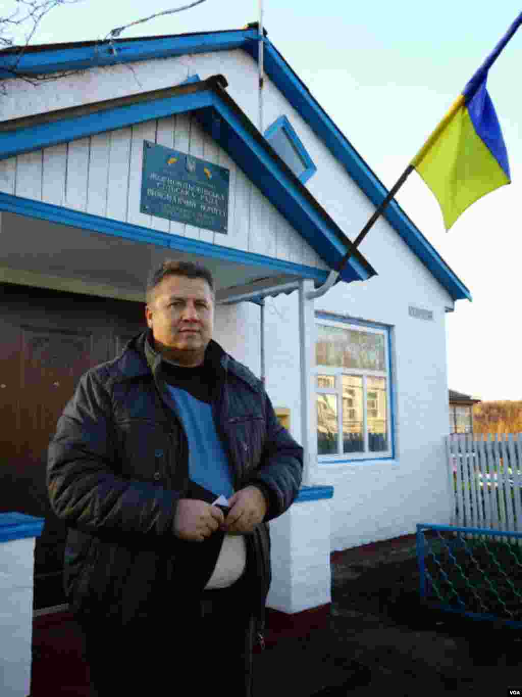 Grigory Timofiyovych, they mayor of Zhernklyovy village, eastern Ukraine, Nov. 29, 2013. (Henry Ridgwell for VOA)