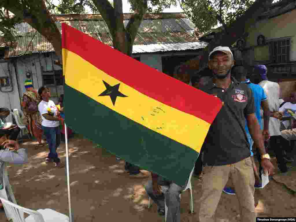 Un supporter du Ghana dans les rues de Port-Gentil avant le match du groupe D, au Gabon, le 16 janvier 2017. (VOA/ Timothee Donangmaye)