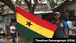Un supporter du Ghana dans les rues de Port-Gentil avant le match du groupe D, au Gabon, le 16 janvier 2017. (VOA/ Timothee Donangmaye)