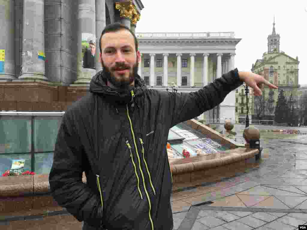 Mykola Andrievsky, a Maidan protester, recalls how he helped carry corpses of demonstrators gunned down by ousted President Viktor Yanukvych's forces two years ago. (L. Ramirez / VOA) 