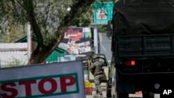 An Indian army soldier arrives at the army base which was attacked by suspected rebels in the town of Uri, west of Srinagar, Indian-controlled Kashmir, Sept. 18, 2016.