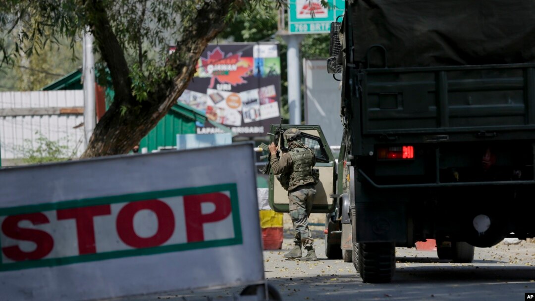 Tentara AD India tiba di pangkalan tentara yang diserang oleh terduga pemberontak (18/9) di wilayah Kashmir yang berada di bawah kendali India. Uri, Barat Srinagar (foto: AP Photo/Mukhtar Khan)