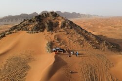 Peserta sesi terapi mandi es terlihat di padang pasir dekat Sharjah, Uni Emirat Arab, 25 Juni 2021. (Foto: REUTERS/Rula Rouhana)