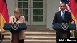 Presiden Obama dan Kanselir Jerman Angela Merkel saat melakukan konferensi pers bersama di Gedung Putih (foto: dok).