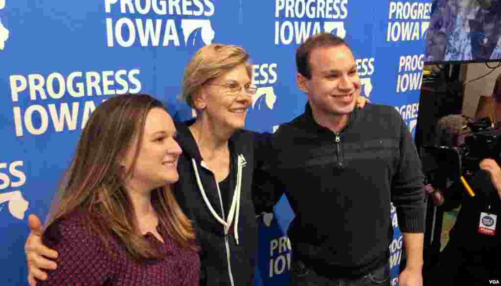 Democratic presidential candidate Sen. Elizabeth Warren poses with supporters at a Super Bowl party at the Iowa Events Center in Des Moines, Iowa, Feb. 2, 2020. (K. Farabaugh/VOA)
