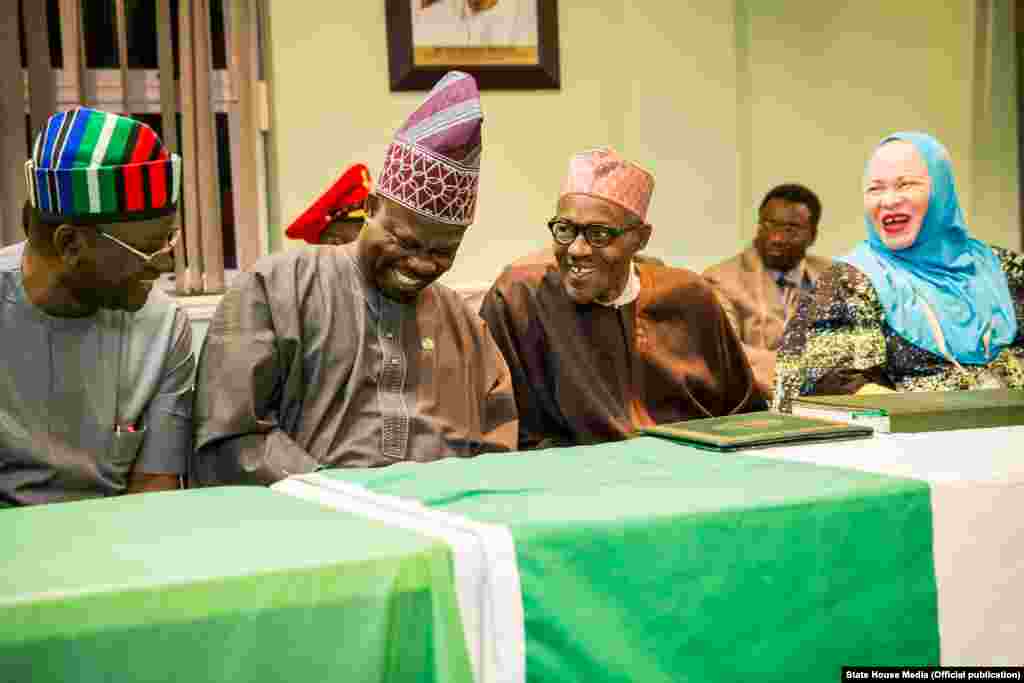 Shugaba Muhammadu Buhari yana bude Cibiyar Ayyukan Shige da Ficen Baki ta Najeriya tare da karamar jakadiya Mrs Uche Ajulu-Okeke da mai rikon mukamin babban jakadan Najeriya a Afirka ta Kudu, Mr. Martins Cobham a lokacin da ya gana da al'ummar Najeriya a karamin ofishin jakadancin Najeriya na Johannesburg a Afirka ta Kudu.