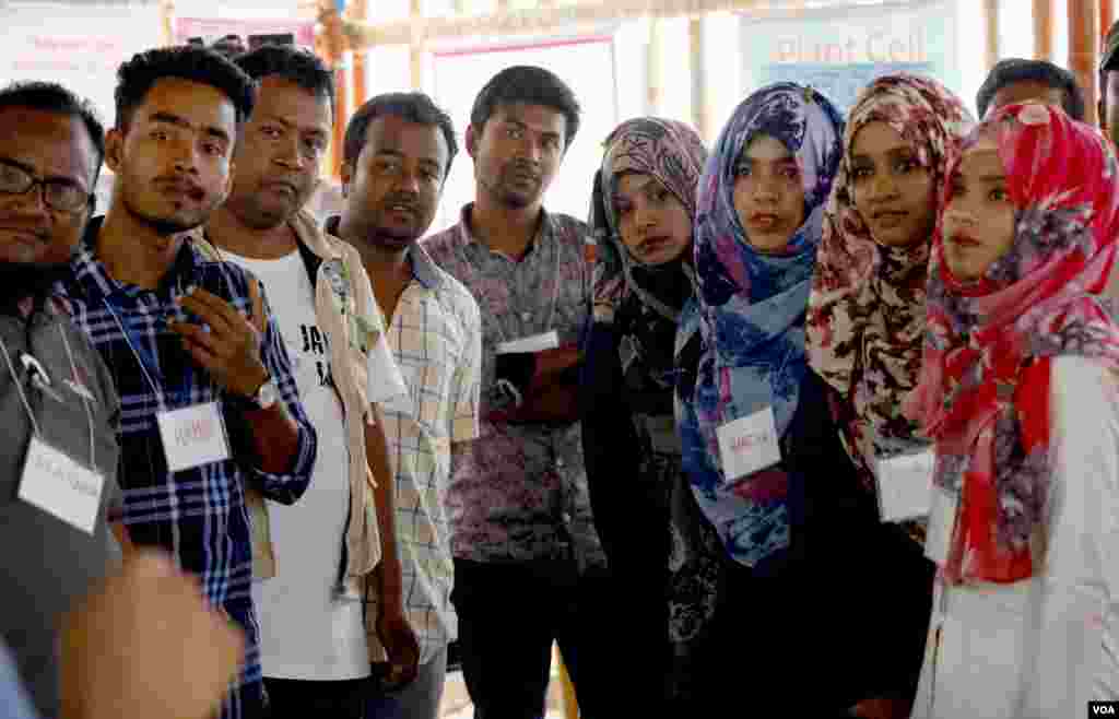 English teachers attend training session conducted by Voice of America at Camp 4 refugee camp in Cox&#39;s Bazar Mar. 30, 2019. (Hai Do/VOA)