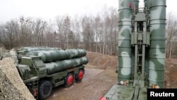 Sistem misil darat-ke-udara S-400 milik Rusia tampak di pangkalan militer di luar Kota Gvardeysk, dekat Kaliningrad, Rusia, 11 maret 2019