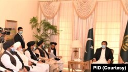 په دې پخواني تصویر کې عمران خان د طالبانو یو پلاوي سره په اسلام اباد کې ملاقات کوي 