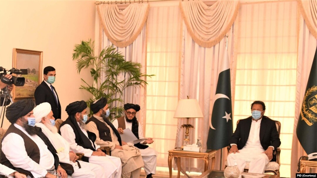 په دې پخواني تصویر کې عمران خان د طالبانو یو پلاوي سره په اسلام اباد کې ملاقات کوي 