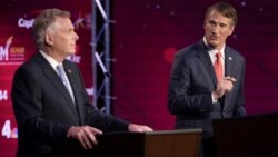 El candidato a gobernador demócrata de Virginia y exgobernador Terry McAuliffe, a la izquierda, y el retador republicano, Glenn Youngkin, participan en un debate en el Northern Virginia Community College, en Alexandria, Virginia, el martes 28 de septiembre de 2021 