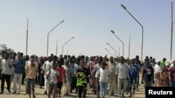 Para demonstran melakukan protes menentang kudeta militer di Sudan dalam sebuah aksi unjuk rasa di Atbara, Sudan, pada 27 Oktober 2021. (Foto: Ebaid Ahmed via Reuters)