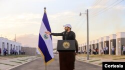 El presidente de El Salvador dando un discurso en un evento de entrega de casas en San Salvador, El Salvador. Foto cortesía Presidencia de El Salvador.