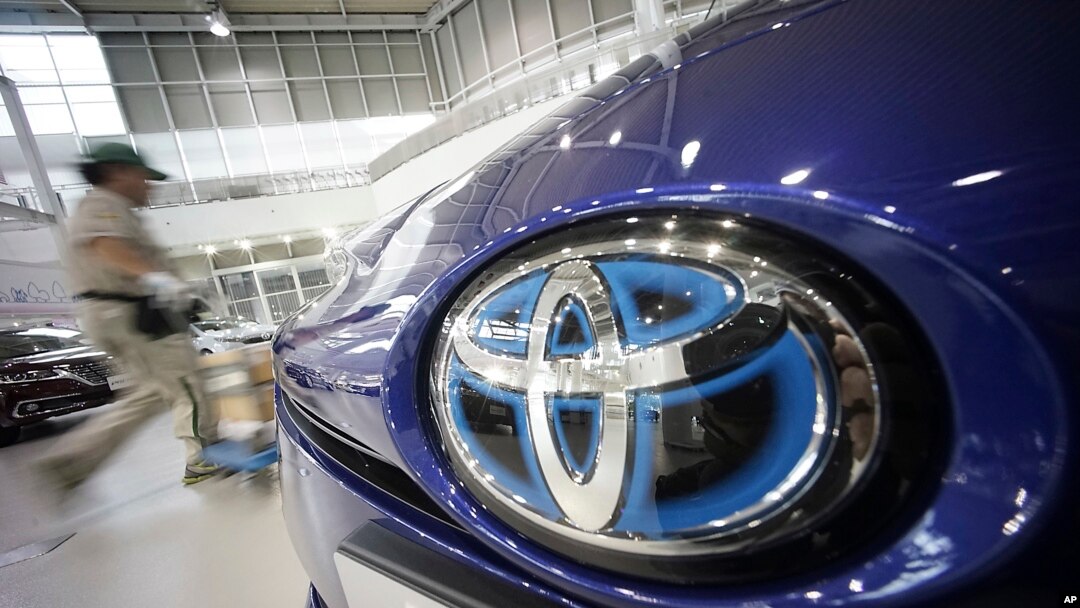 Ruang pamer di sebuah dealer Toyota di Tokyo, Jepang (29/6).
