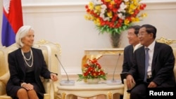 Cambodia's Prime Minister Hun Sen (R) and International Monetary Fund (IMF) Managing Director Christine Lagarde speak during a meeting at the Prime Minister's office in central Phnom Penh December 2, 2013. Lagarde is visiting Cambodia for two days in the first of a three-leg visit to Asia. REUTERS