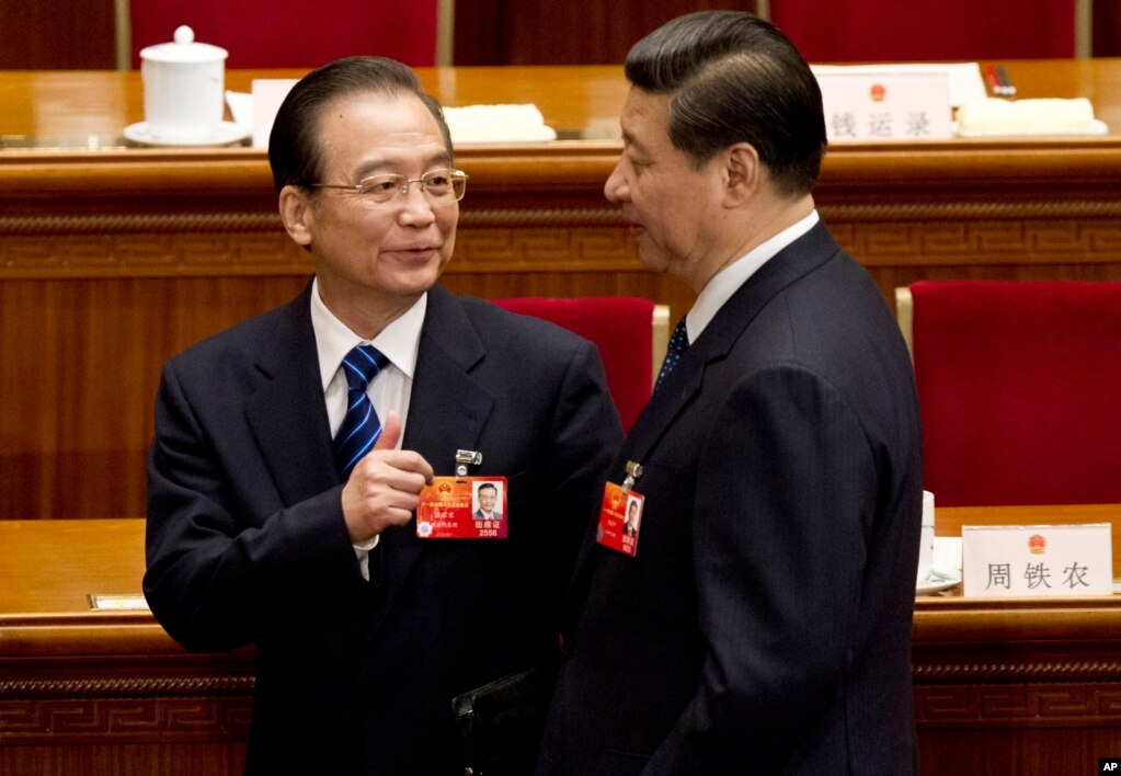 时任中国总理的温家宝与习近平交谈。（2012年3月11日）(photo:VOA)