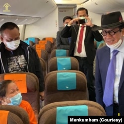 Menteri Hukum dan HAM Yasonna Laoly bersama Maria Pauline Lumowa dalam penerbangan kembali ke Indonesia. (Foto: Kemenkumham)