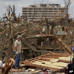 Un habitant de Joplin, la ville ayant connu la tornade la plus dévastatrice de cette année