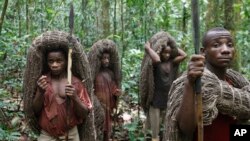 Quelques pygmées dans la réserve d'Epulu, dans l'Est de la RDC, 18 mars 2010.