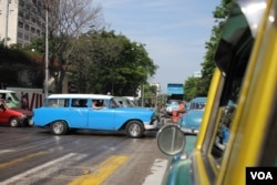Havana traffic faces off with roadwork ahead of President Barack Obama's visit. March 18, 2016. (Victoria Macchi/VOA)