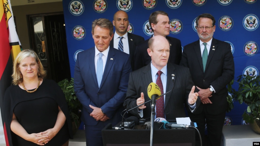  Members of the U.S. Senate Foreign Relations Committee, Sen. Jeff Flake (left) and Sen. Chris Coons (right), speaking to reporters in Harare, April 07, 2018. (S. Mhofu/VOA)