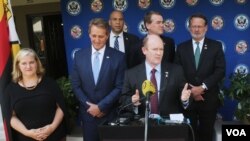  Members of the U.S. Senate Foreign Relations Committee, Sen. Jeff Flake (left) and Sen. Chris Coons (right), speaking to reporters in Harare, April 07, 2018. (S. Mhofu/VOA)