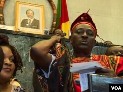 Opposition lawmaker Joseph Mbah Ndam is seen on the rostrum complaining about anglophone marginalization, in Yaounde, Cameroon, April 4, 2017. (M.E. Kindzeka/VOA)