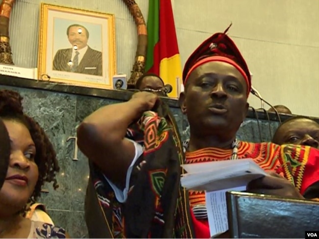 Opposition lawmaker Joseph Mbah Ndam is seen on the rostrum complaining about anglophone marginalization, in Yaounde, Cameroon, April 4, 2017. (M.E. Kindzeka/VOA)