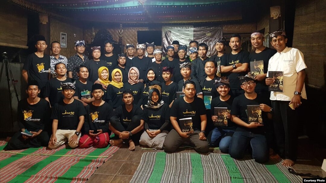 Komunitas Mocoan Lontar Yusuf Milenial di Banyuwangi (Courtesy: Wiwin).
