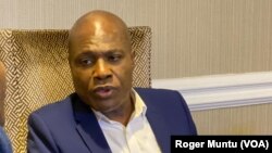 Martin Fayulu azali koyanola mituna ya VOA Lingala na Washington DC, 4 juillet 2020. (VOA/Roger Muntu)