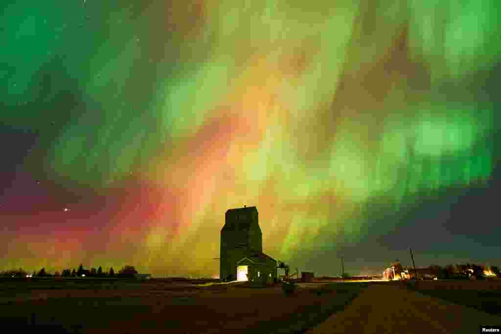 Aurora borealis, juga dikenal sebagai cahaya utara, tampak menghiasi langit di atas tempat penyimpanan gandum tua di kota Brant, provinsi Alberta, Kanada. (Reuters)&nbsp;