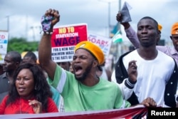 Los manifestantes gritan consignas mientras protestan contra la inseguridad, el hambre y las dificultades en el día de la celebración del 64º Día de la Independencia de Nigeria en Lagos, Nigeria, el 1 de octubre de 2024.