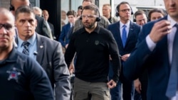 Presiden Ukraina Volodymyr Zelenskyy (tengah) berkunjung ke Pabrik Amunisi Scranton di Pennsylvania, pada 22 September 2024. (Foto: Staff Sgt. Deonte Rowell/U.S. Army via AP)