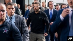 Presiden Ukraina Volodymyr Zelenskyy (tengah) berkunjung ke Pabrik Amunisi Scranton di Pennsylvania, pada 22 September 2024. (Foto: Staff Sgt. Deonte Rowell/U.S. Army via AP)