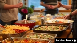 미국에서 모임을 할 때 흔히 접할 수 있는 식사 문화 가운데 하나인 ‘포트럭(Potluck)’ (사진=Adobe Stock)