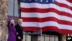 El presidente electo Joe Biden junto a su esposa Jill Biden, el martes 19 de enero de 2021, en New Castle, Delaware. [Foto: AP]