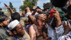 Para mahasiswa dari gerakan antidiskriminasi menyerang seorang pendukung Liga Awami di Dhaka, Bangladesh, Minggu, 10 November 2024. (Foto: Mahmud Hossain Opu/AP Photo)