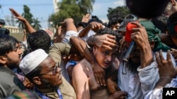 Para mahasiswa dari gerakan antidiskriminasi menyerang seorang pendukung Liga Awami di Dhaka, Bangladesh, Minggu, 10 November 2024. (Foto: Mahmud Hossain Opu/AP Photo)