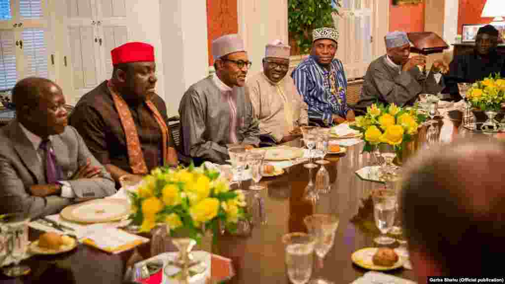 Le président nigérian, Muhammadu Buhari avec les membres de sa délégation pendant le dîner à la maison de Blair, 19 Juillet 2015.